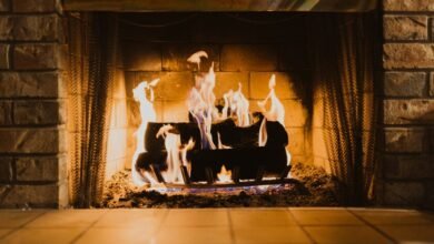 Una chimenea con fuego ardiendo en una habitación acogedora