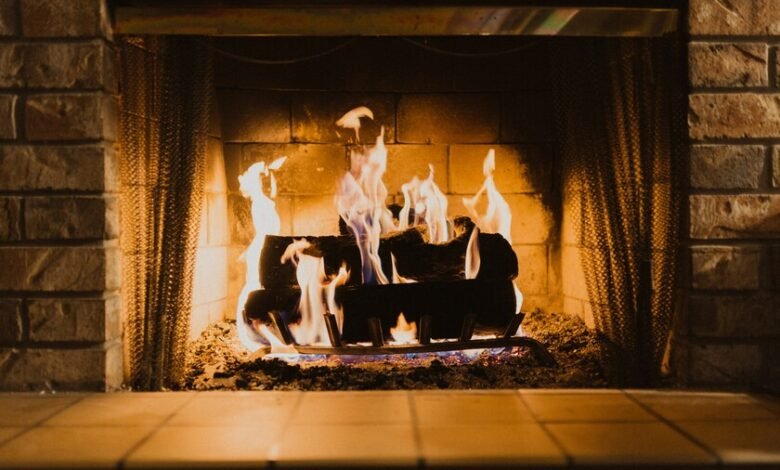 Una chimenea con fuego ardiendo en una habitación acogedora