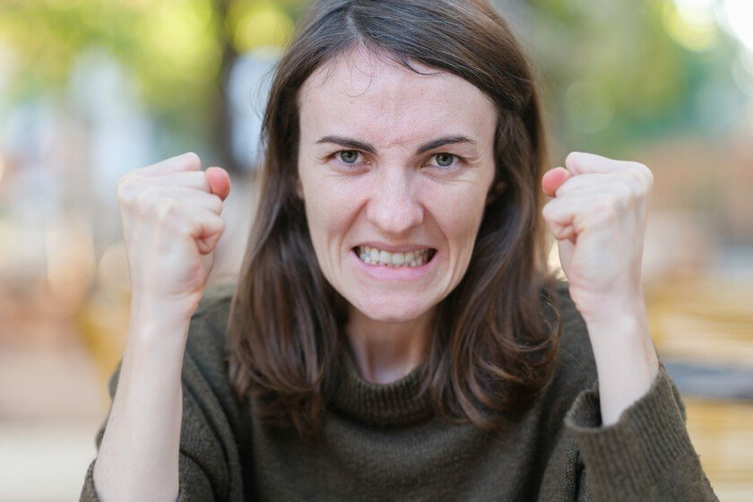 Una persona practicando respiración profunda en un entorno tranquilo