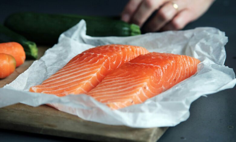 Imagen de una mesa con alimentos frescos y locales, como pescado, frutas y verduras