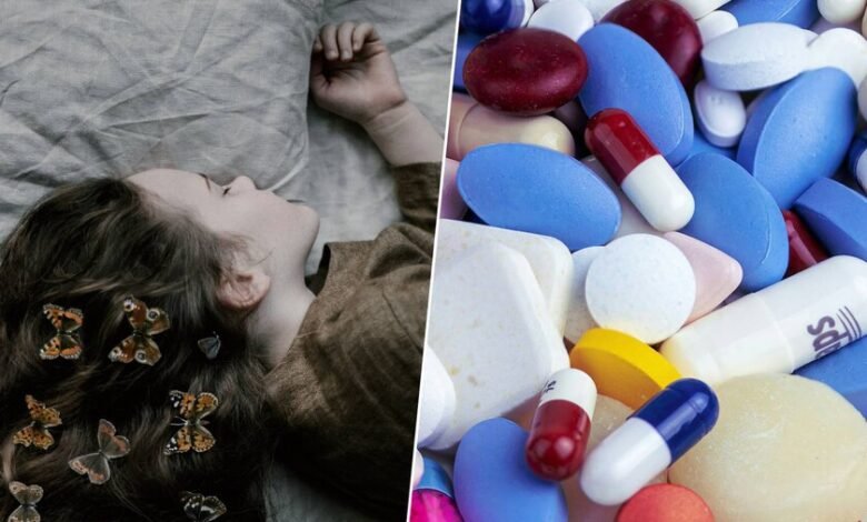 Niño durmiendo con una pastilla de melatonina en la mesa de noche