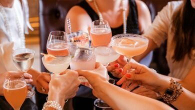 Imágenes de personas bebiendo y divirtiéndose en una fiesta