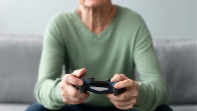 Persona jugando un videojuego con una expresión de concentración y diversión