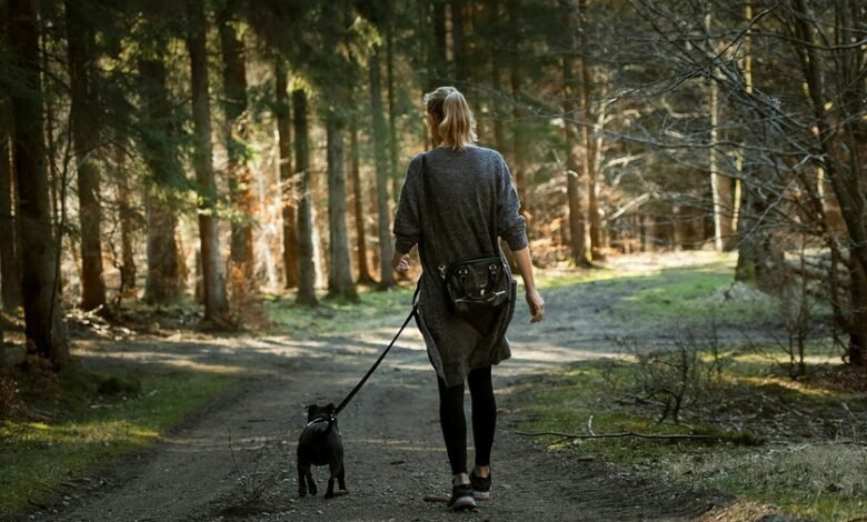 Persona caminando en un parque con un reloj inteligente en la muñeca