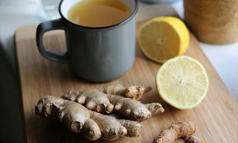Raíz de jengibre fresca sobre un fondo de madera