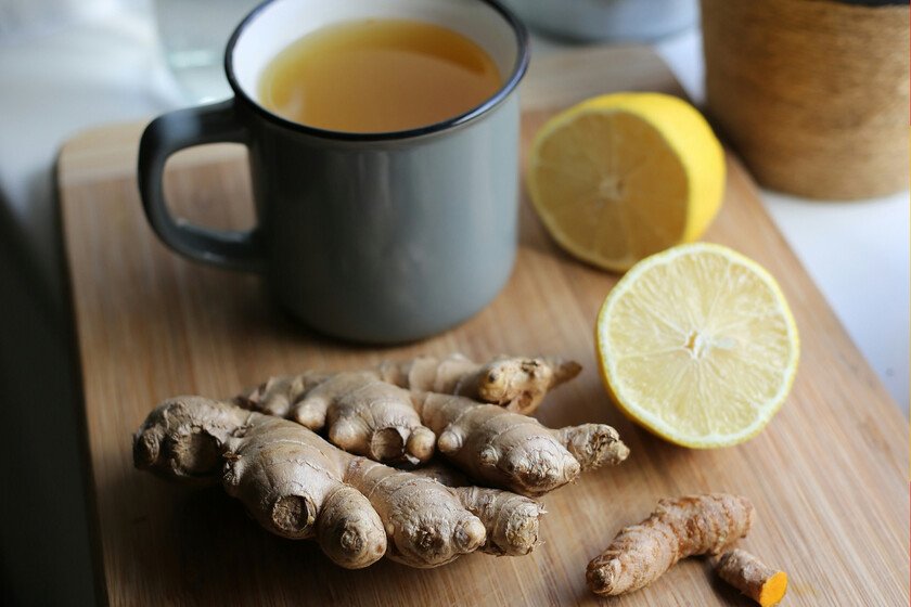 Raíz de jengibre fresca en una tabla de cortar