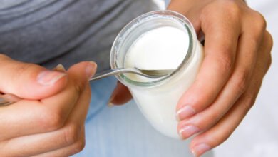Una imagen de un yogur natural y un yogur light, destacando la diferencia en la textura y el contenido nutricional.