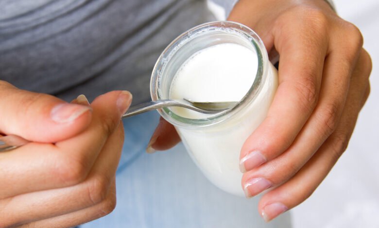Una imagen de un yogur natural y un yogur light, destacando la diferencia en la textura y el contenido nutricional.