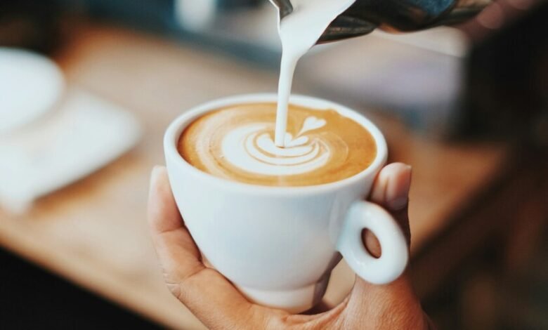 Taza de café sobre una mesa de madera