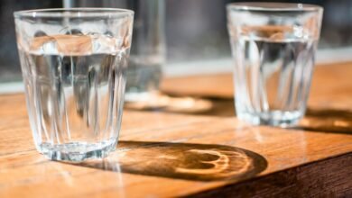 Una persona bebiendo agua de un vaso