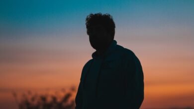 Imagen de una persona sola en un parque, pensativa