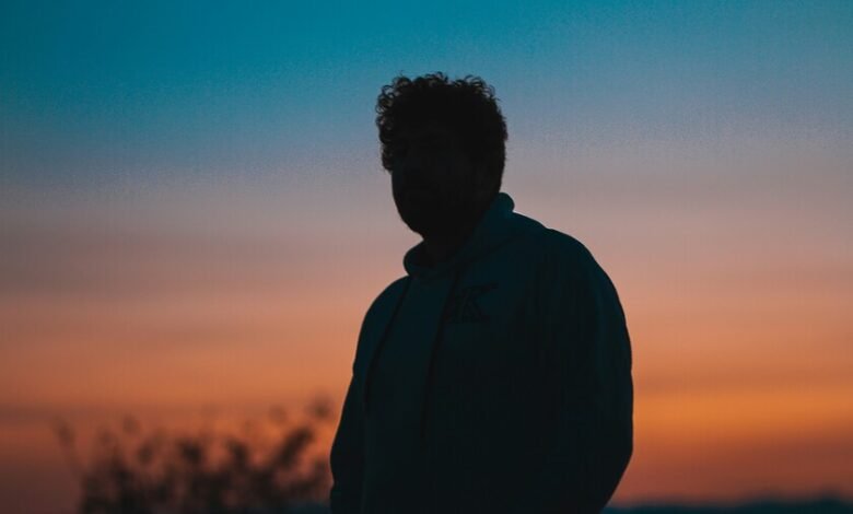 Imagen de una persona sola en un parque, pensativa