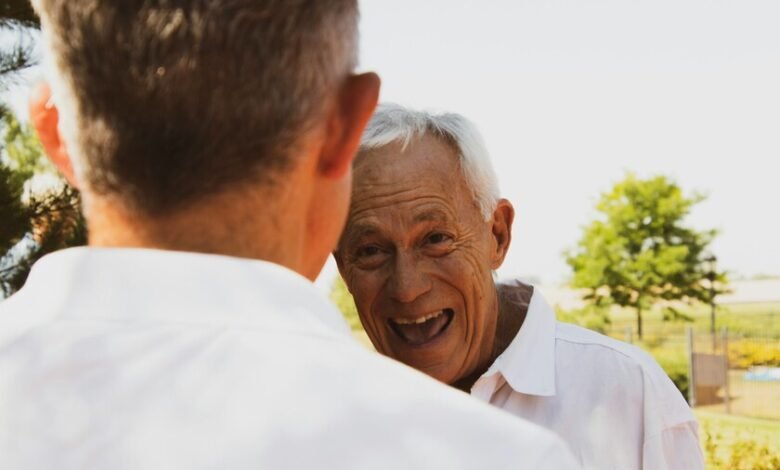 Imagen de una persona mayor con un calendario en la mano, simbolizando la longevidad