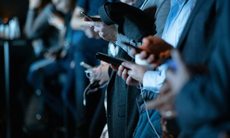 Persona con teléfono móvil, enganchada en el scroll infinito