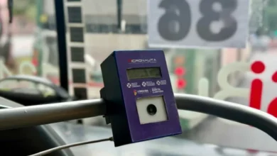 Persona realizando el cambio de tarjeta en un mostrador de atención