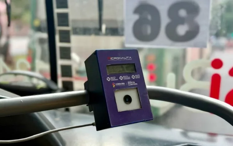 Persona realizando el cambio de tarjeta en un mostrador de atención