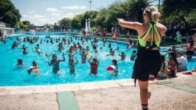 Persona nadando en una pileta municipal de Córdoba