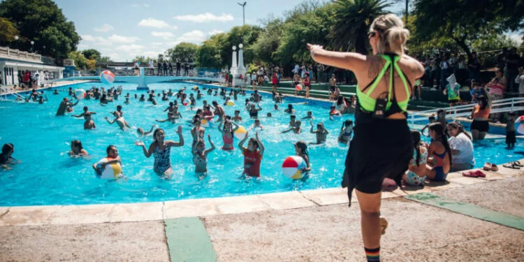 Persona nadando en una pileta municipal de Córdoba