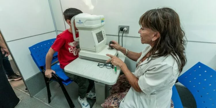 Imagen de un operativo oftalmológico gratuito en un espacio municipal de Córdoba