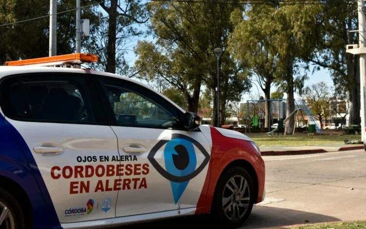 Logotipo del programa 'Cordobeses en Alerta' en una pantalla de teléfono móvil