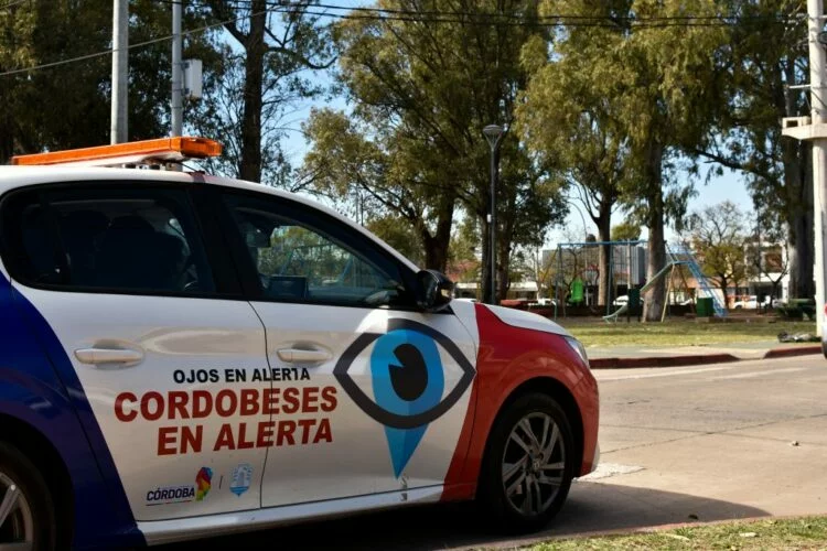Logotipo del programa 'Cordobeses en Alerta' en una pantalla de teléfono móvil