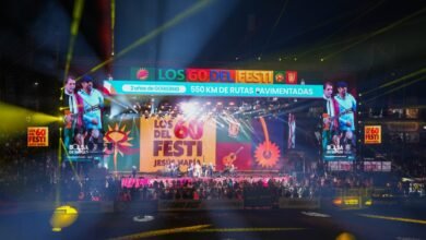 Imagen de un festival en Córdoba con artistas en escena y público disfrutando