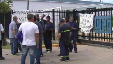 Trabajadores protestando frente a la fábrica metalúrgica en Córdoba