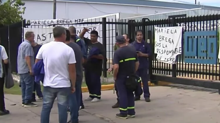 Trabajadores protestando frente a la fábrica metalúrgica en Córdoba