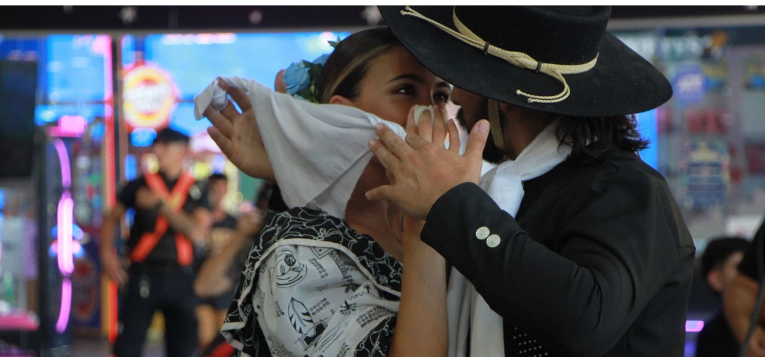 Imagen de la banda folklórica Los Duarte y el grupo Popular Danzante en la Nueva Terminal de Ómnibus