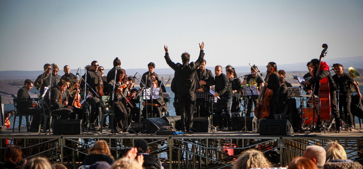 Imagen de una persona disfrutando de un concierto al aire libre en Córdoba