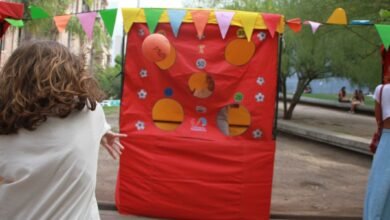 Familias disfrutando de la Kermés Cultural en un parque de Córdoba