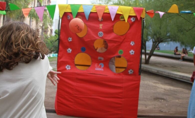 Familias disfrutando de la Kermés Cultural en un parque de Córdoba
