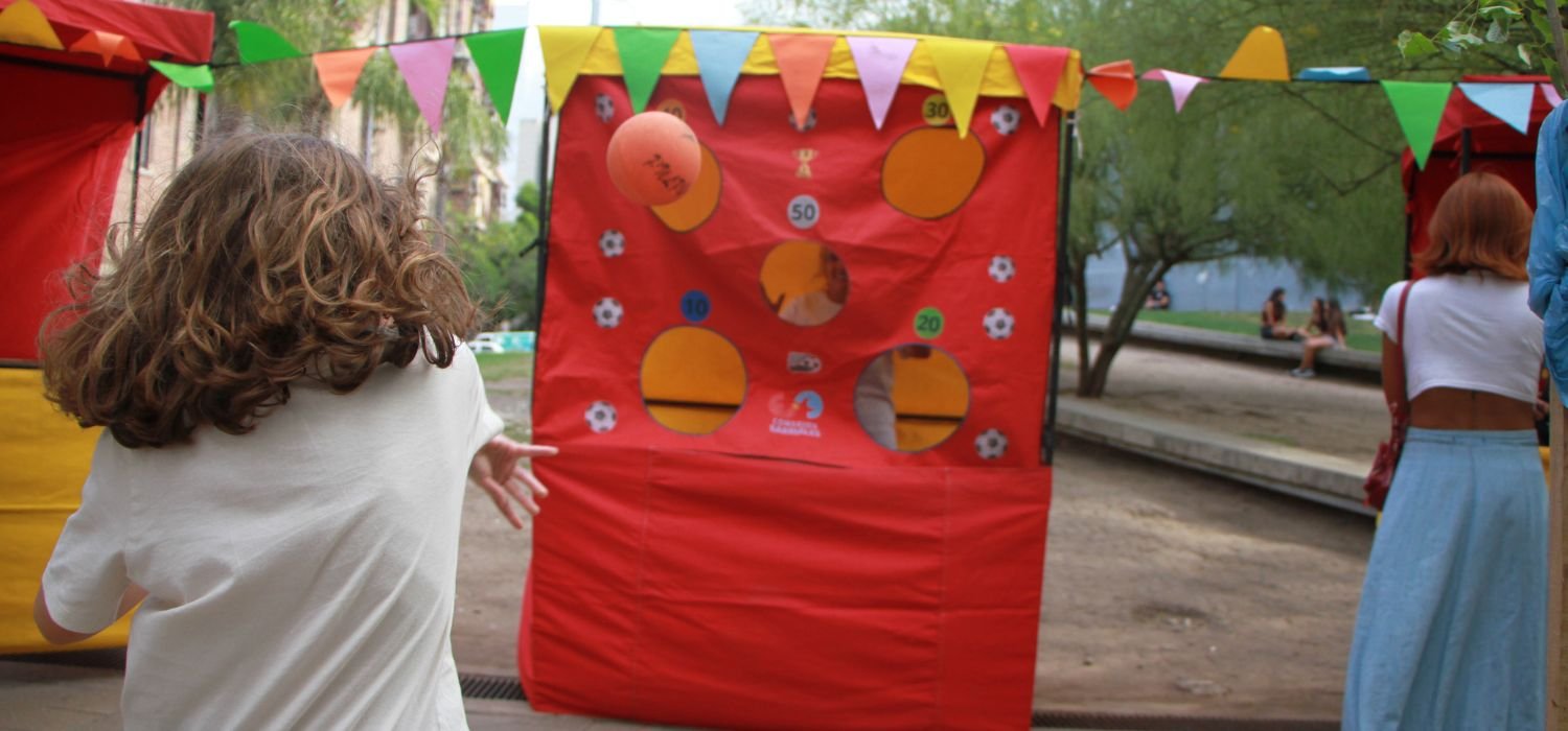 Familias disfrutando de la Kermés Cultural en un parque de Córdoba