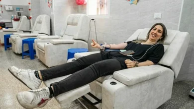 Persona donando sangre en un banco de sangre