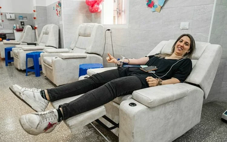 Persona donando sangre en un banco de sangre