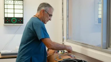 Imagen de un médico realizando un examen médico deportivo