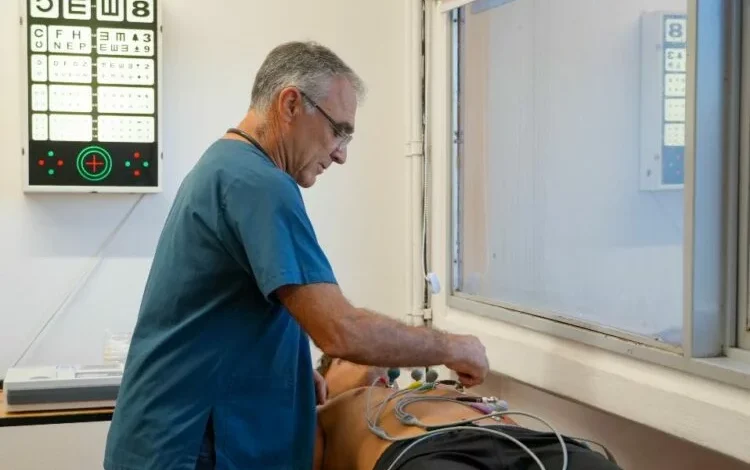 Imagen de un médico realizando un examen médico deportivo