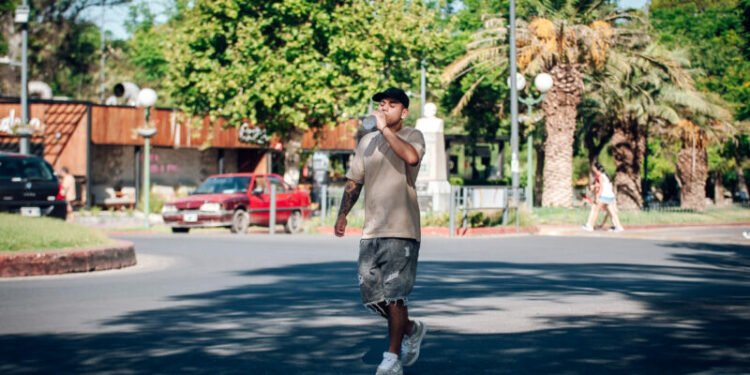 Termómetro marcando temperatura alta con un fondo de cielo despejado