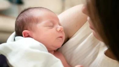 Mujer con bebé, representando la licencia por maternidad