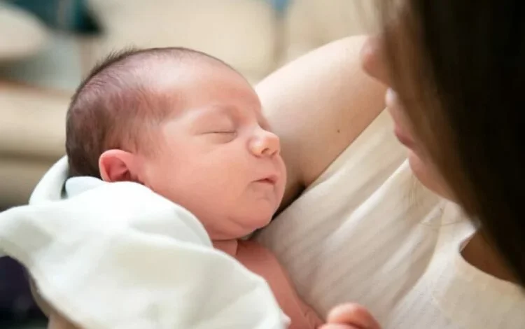 Mujer con bebé, representando la licencia por maternidad