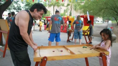 Familia disfrutando de una tarde de juegos y música en la Kermés Cultural