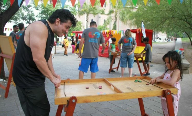 Familia disfrutando de una tarde de juegos y música en la Kermés Cultural