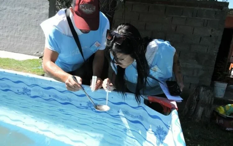 Promotores del Ministerio de Salud realizan monitoreo aédico en un barrio de la capital