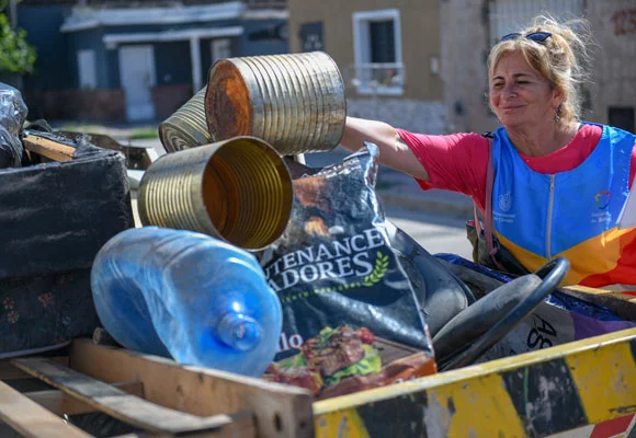 Camión de recolección de residuos en un barrio de Córdoba