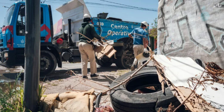 Personal municipal recoge materiales en un barrio para prevenir el dengue