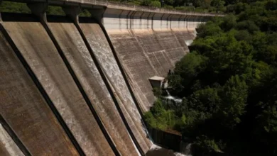 Vista del dique La Quebrada con su válvula abierta