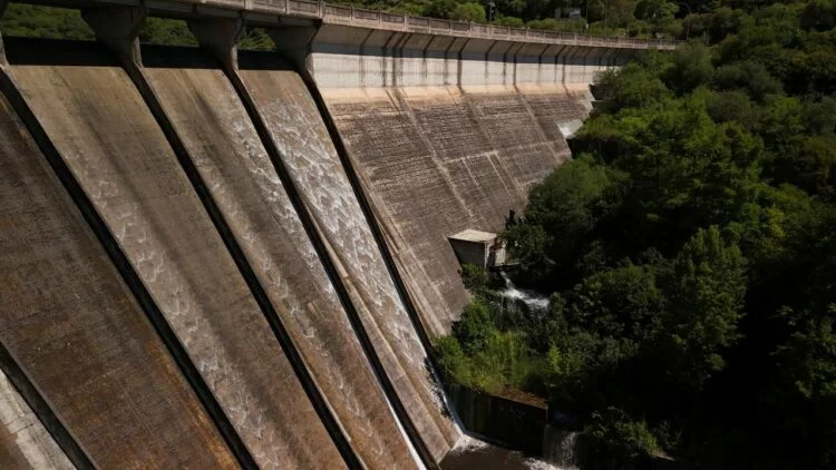 Vista del dique La Quebrada con su válvula abierta