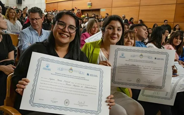 Estudiantes en una clase de educación técnica en Córdoba
