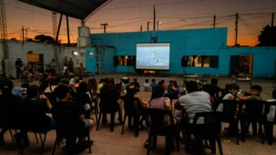 Pantalla de cine al aire libre en un barrio de Córdoba