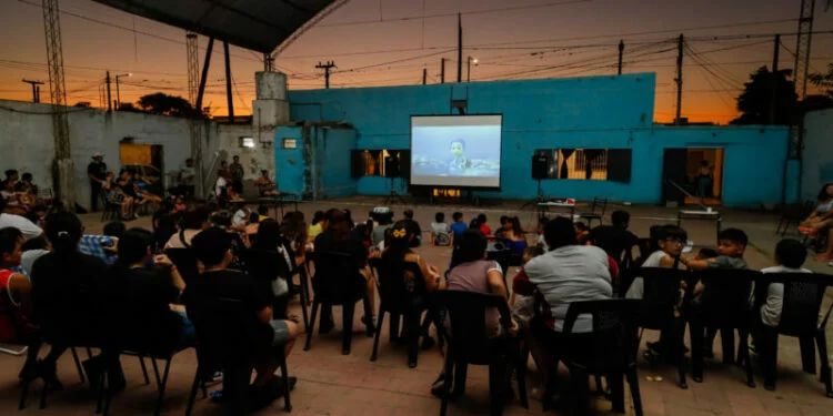 Pantalla de cine al aire libre en un barrio de Córdoba